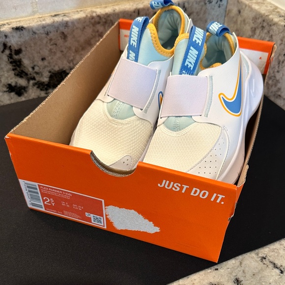 New Nike Flex Runner (GS) Kids White and Yellow Sneakers size